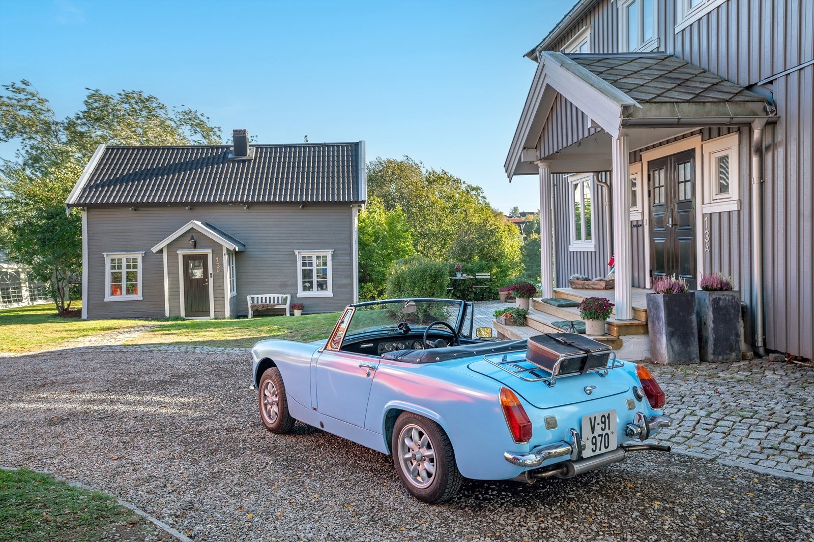 Brudalsvegen 13 B medfølger salget, en liten enebolig over to plan. Galleribilde