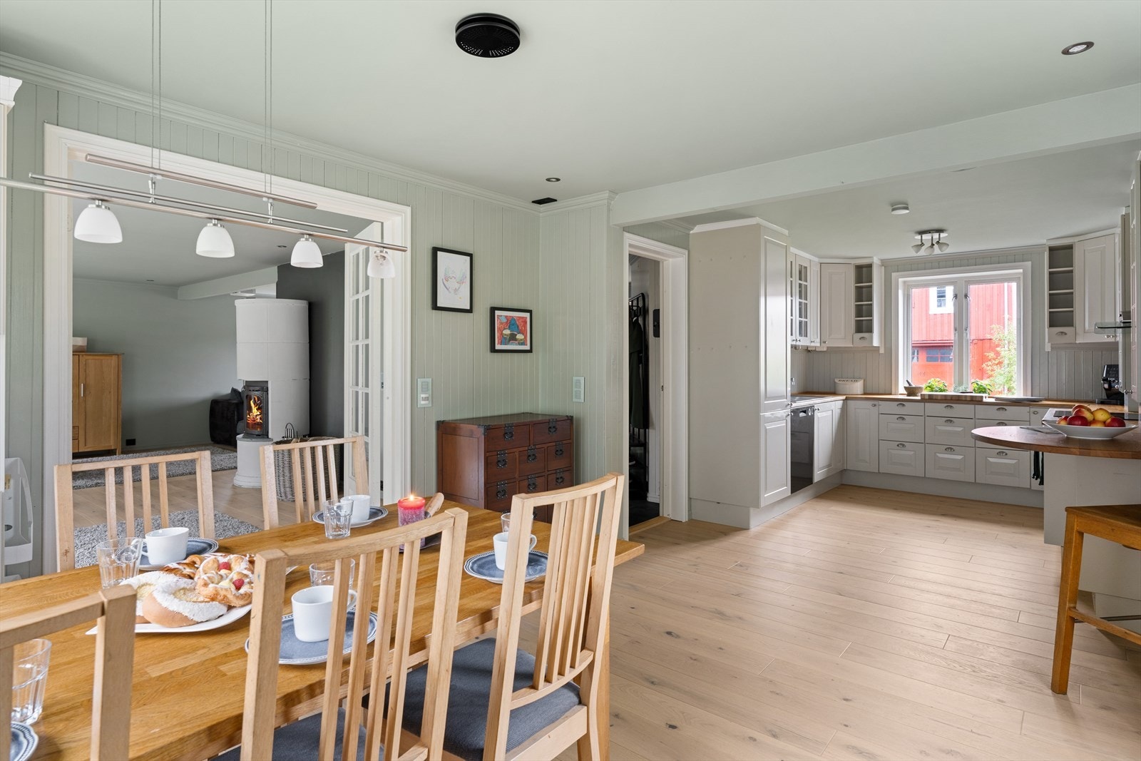 Her er det god plass til stort spisebord som kan samle hele familien. Galleribilde