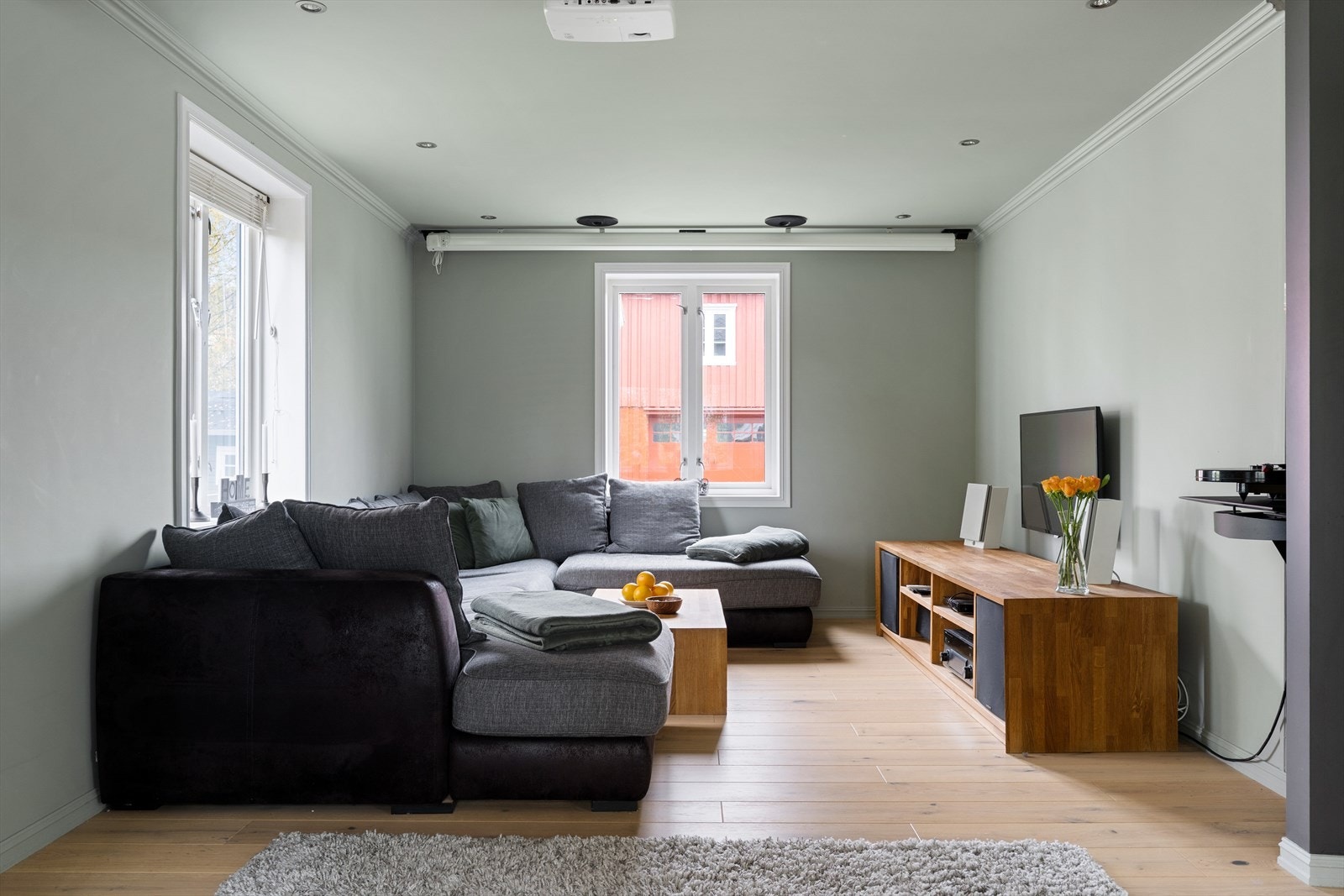 Stuen er delt opp i flere sosiale soner, her er det god plass til å møblere slik en skulle ønske. Galleribilde