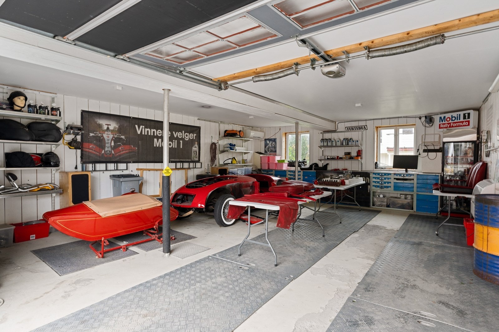 I garasjen er det god plass til parkering av bilen og oppbevaring. Galleribilde
