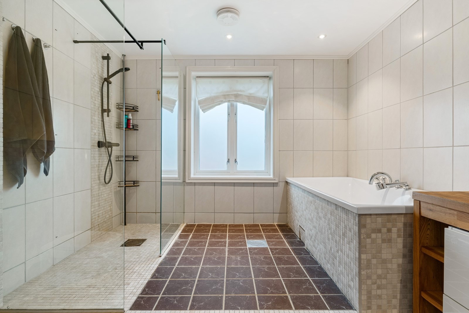 Badet er utstyrt med både romslig dusj og badekar. Galleribilde