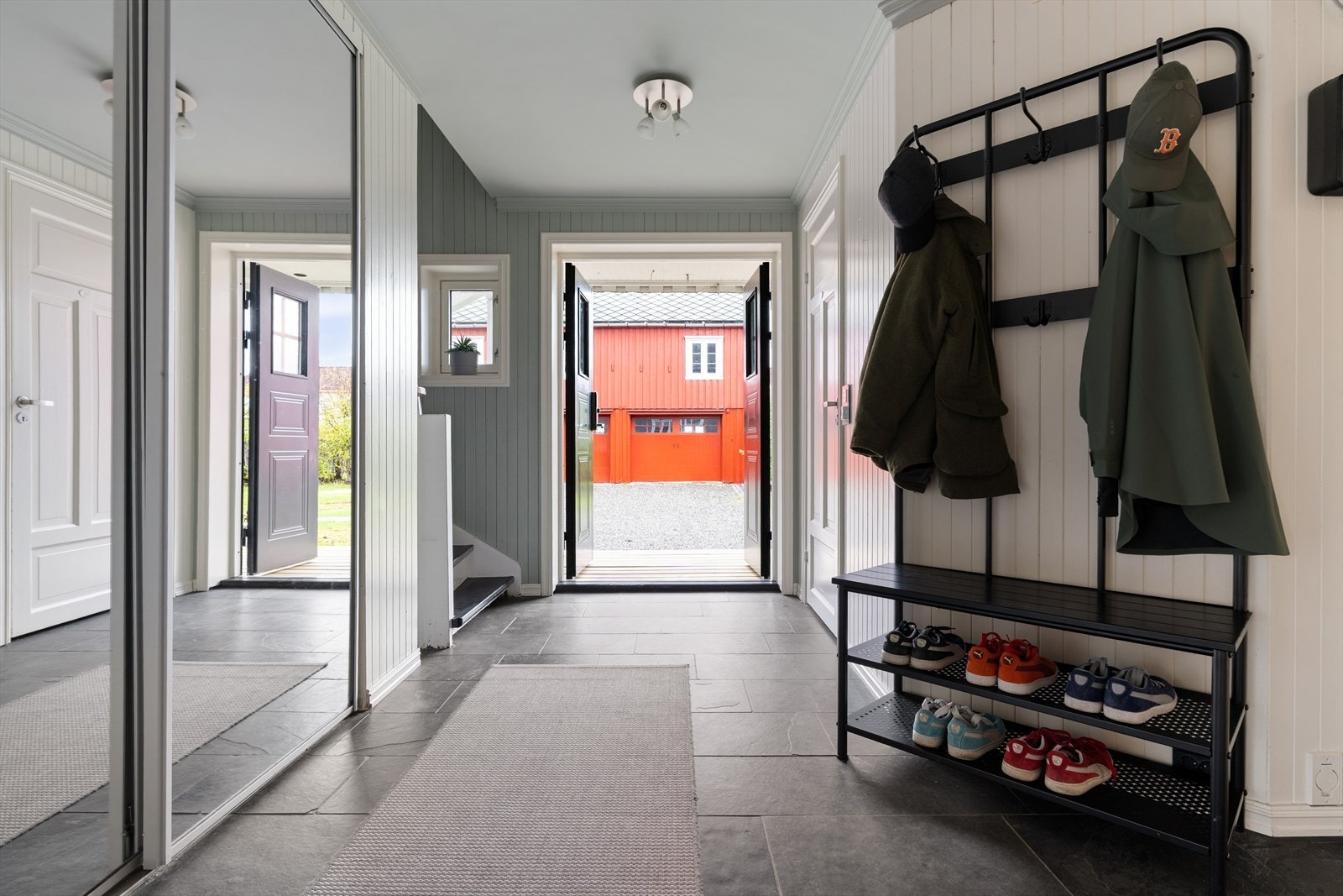 Velkommen inn! Her er det god plass til å henge fra seg ytterklær i skyvedørsgarderoben. Galleribilde
