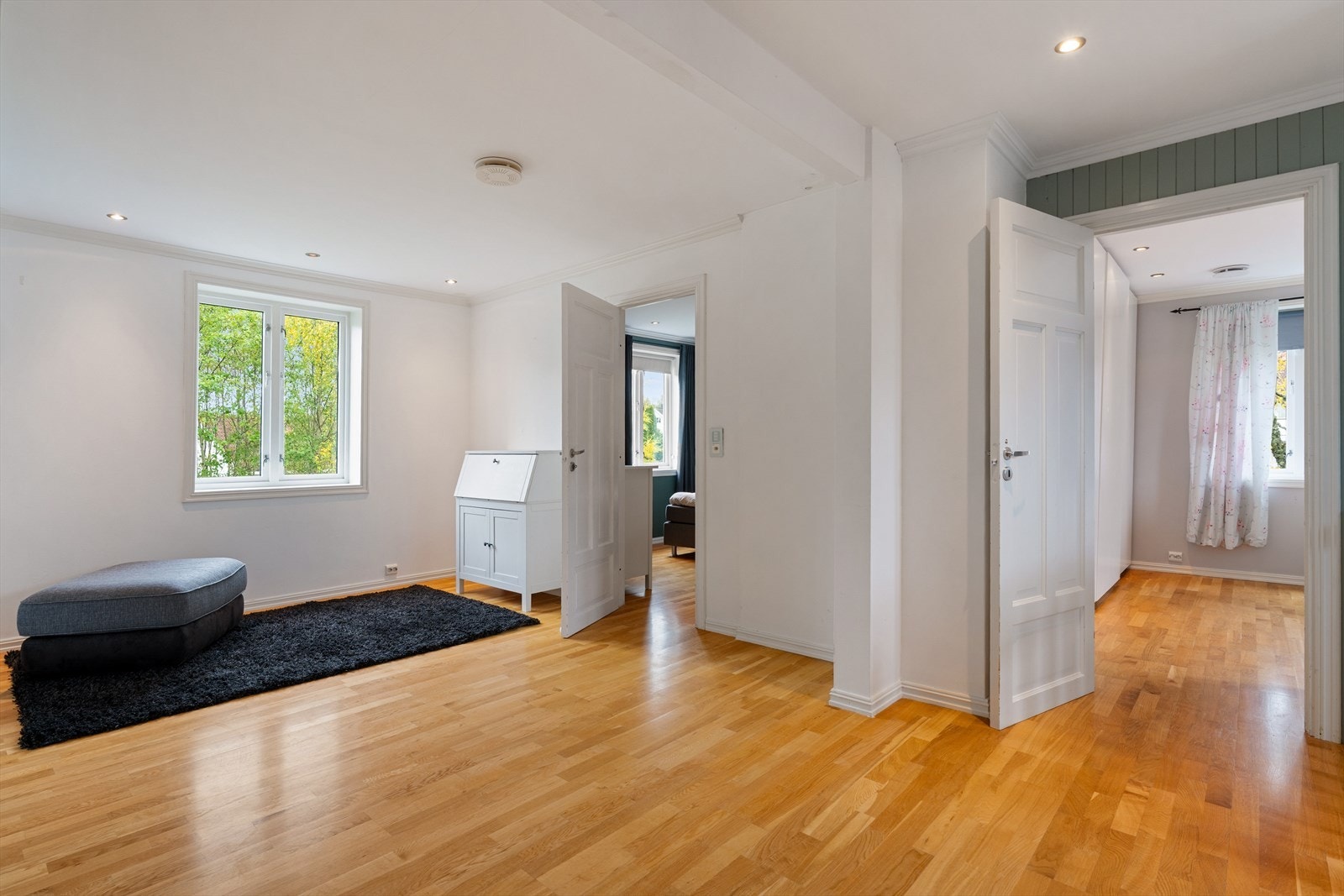 Her er det god plass til møblering av koselig sittegruppe eller det en skulle ønske. Brukes i dag som TV-stue. Galleribilde