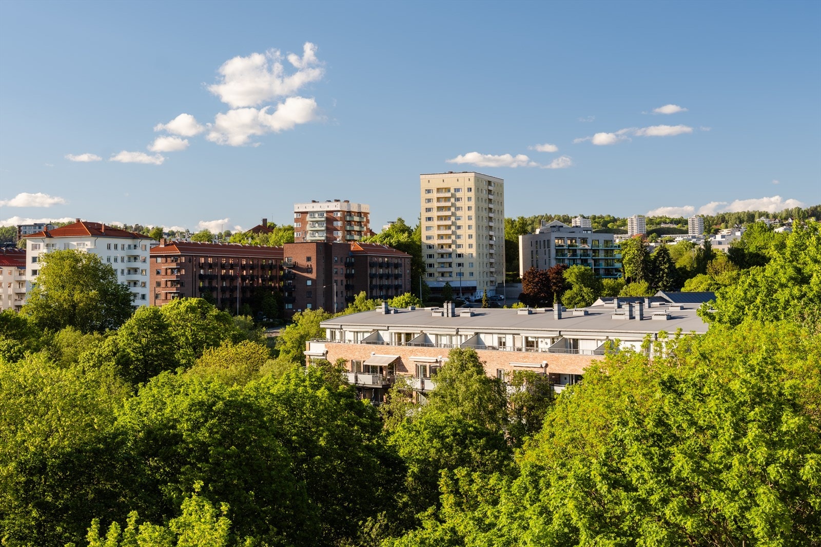 I tillegg bor du høyt i 5. etasje uten innsyn, gode solforhold og herlig utsikt. Galleribilde