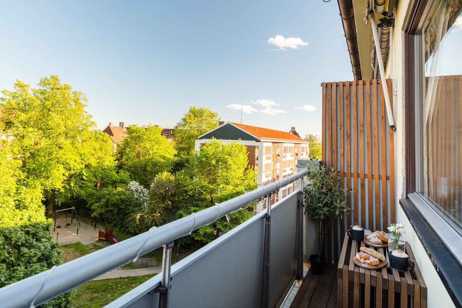 Utgang fra stuen til en herlig balkong med sol fra ca. 06:00-15:30 midt på sommeren. Galleribilde