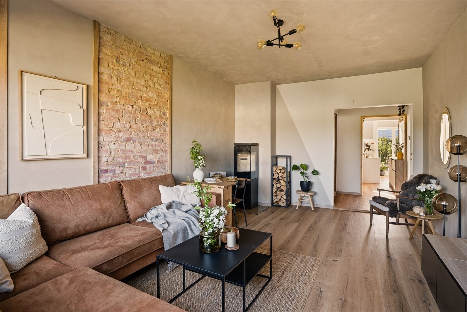Naturlig plass til sofagruppe ovenfor TV-benk. Galleribilde
