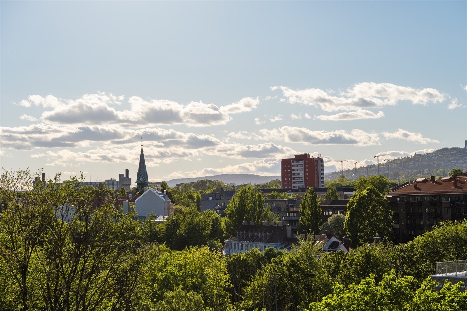 Balkongen har svært gode solforhold med sol fra ca. 14:00-22:00 midt på sommeren. Nå kan denne utsikten bli din! Galleribilde