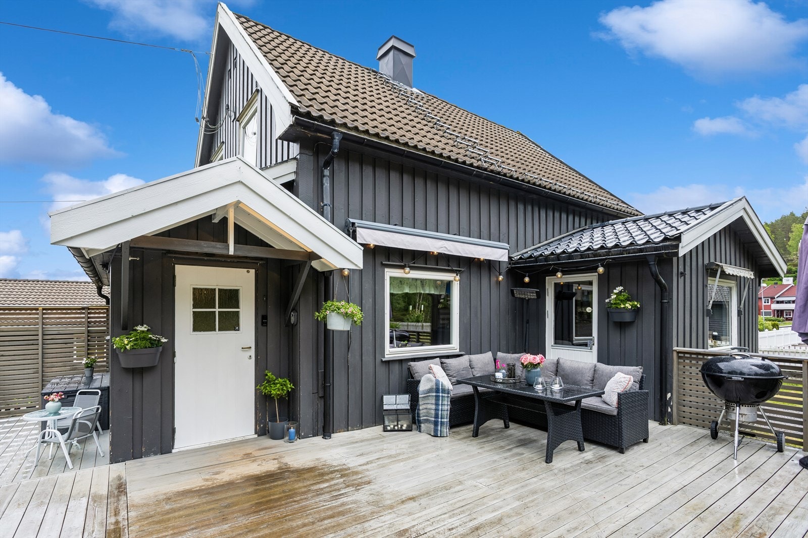 Stor terrasse på 40 m² som ble bygget ut i 2021, med god plass til flere sittegrupper. Galleribilde