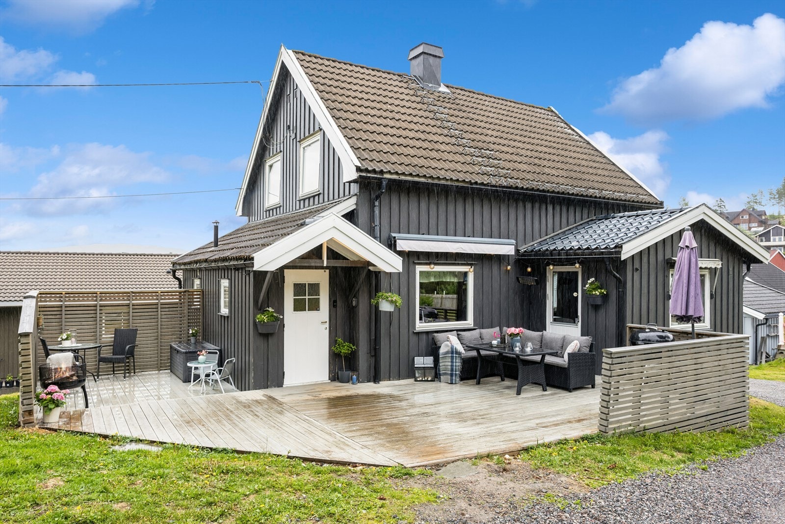 Nyere terrasseplatting på 2 sider av huset. Galleribilde