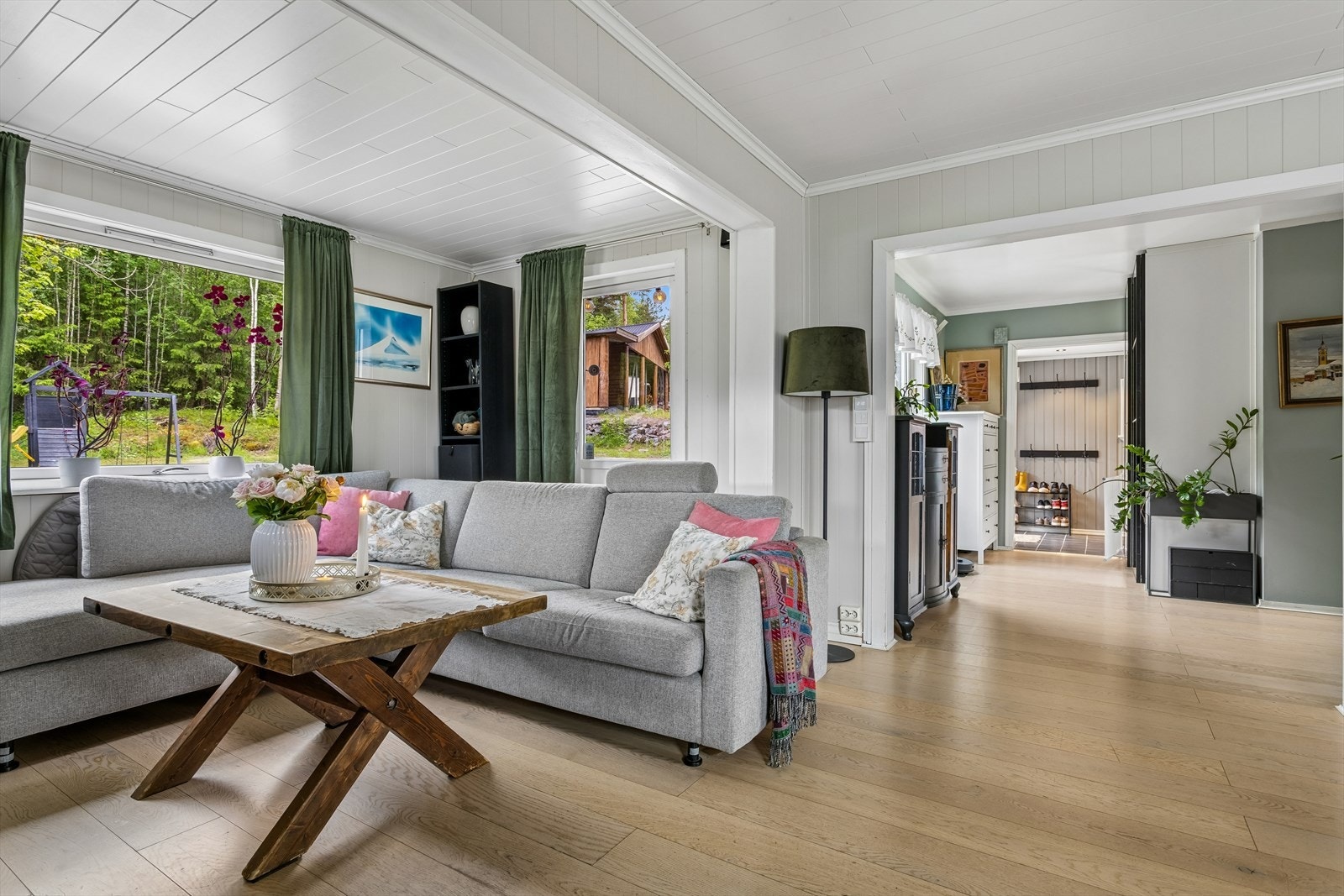 Gjennomgående parkett- og laminatgulv i store deler av boligen, lagt i 2019. Galleribilde