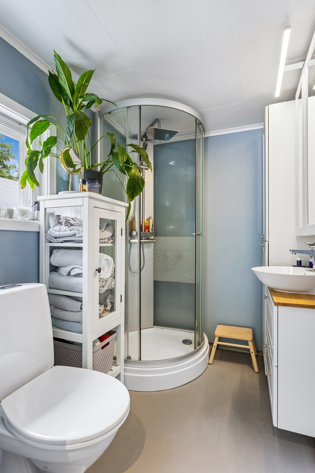 Badet i første etasje er innredet med dusjkabinett og en servantinnredning fra 2019. Galleribilde
