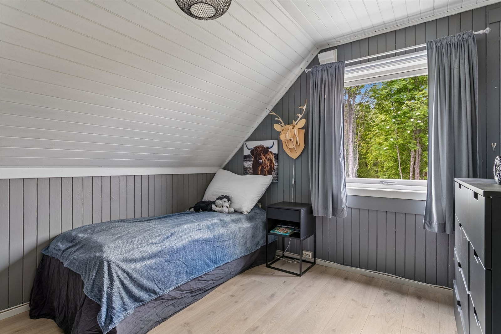 Hyggelig rom med skråtak og nyere gulvflate. Galleribilde