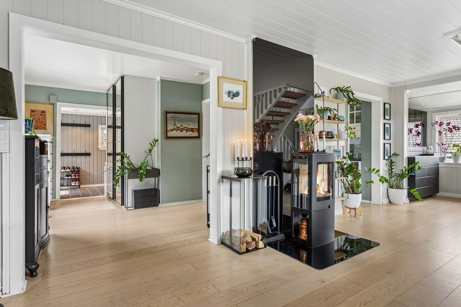 Åpen løsning og tidsmessige farger og materialvalg! Galleribilde