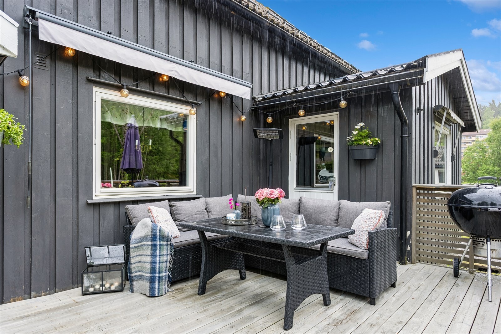 Terrassen er bygget i trekonstruksjoner, og rekkverket ble skiftet i 2021. Galleribilde