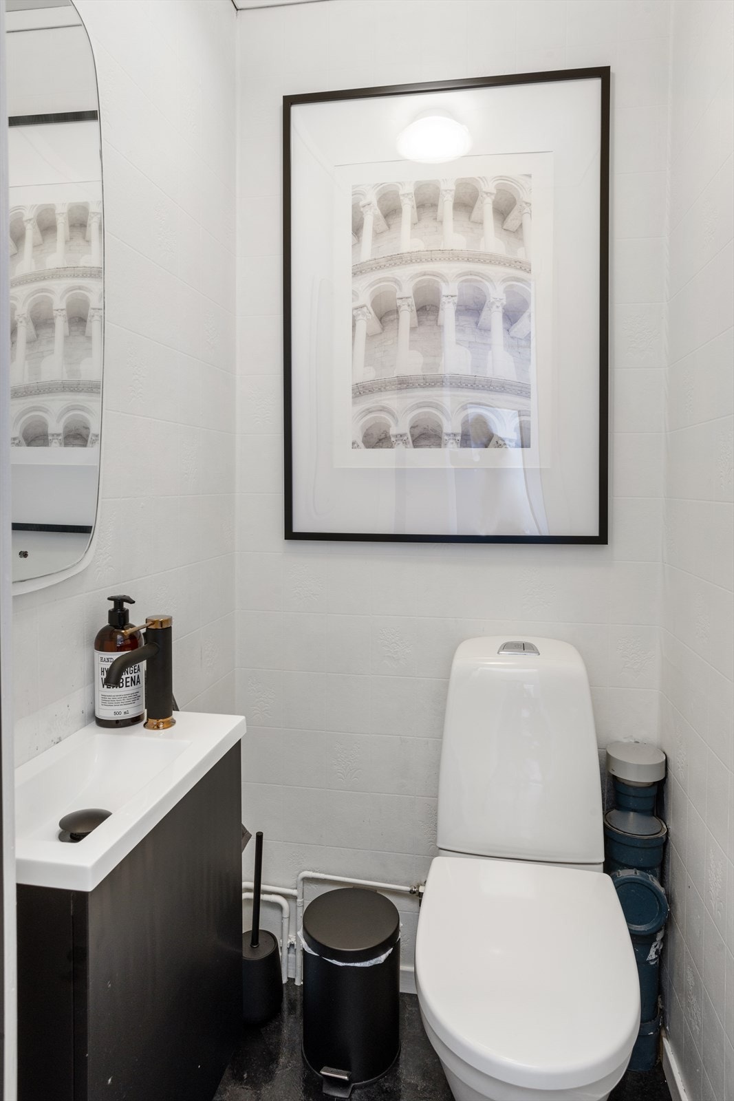 I tillegg til badet har leiligheten et separat toalettrom. Galleribilde