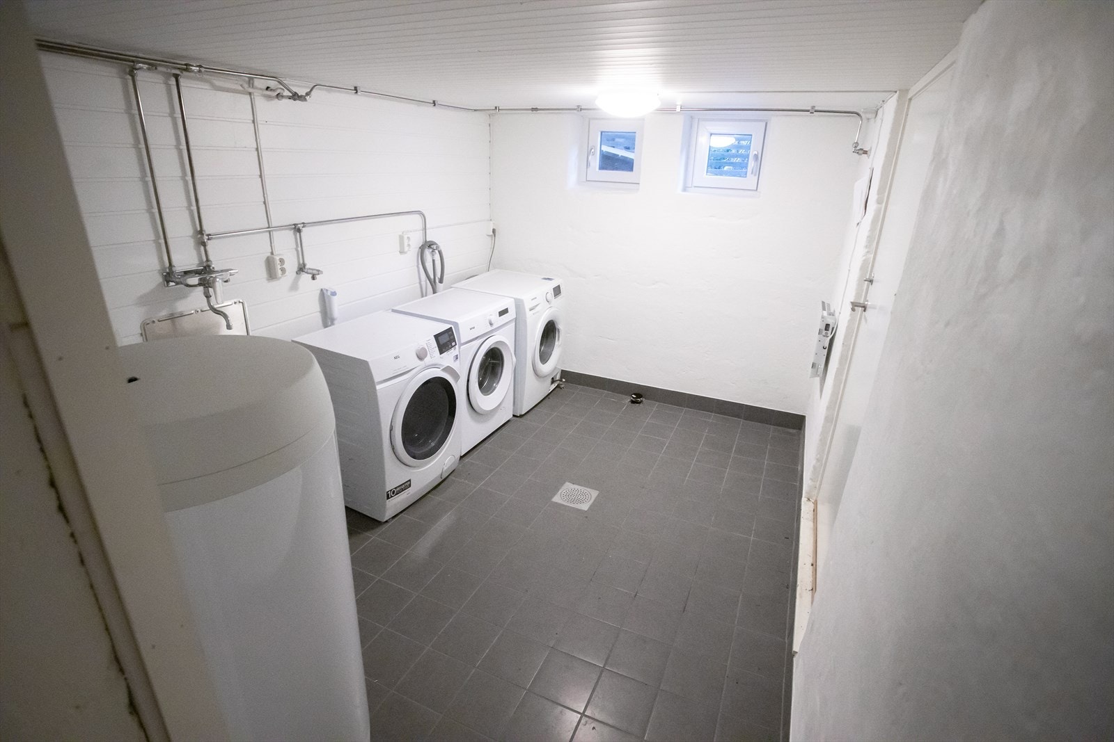 Praktisk vaskerom i kjeller med plass til nødvendige installasjoner. Galleribilde