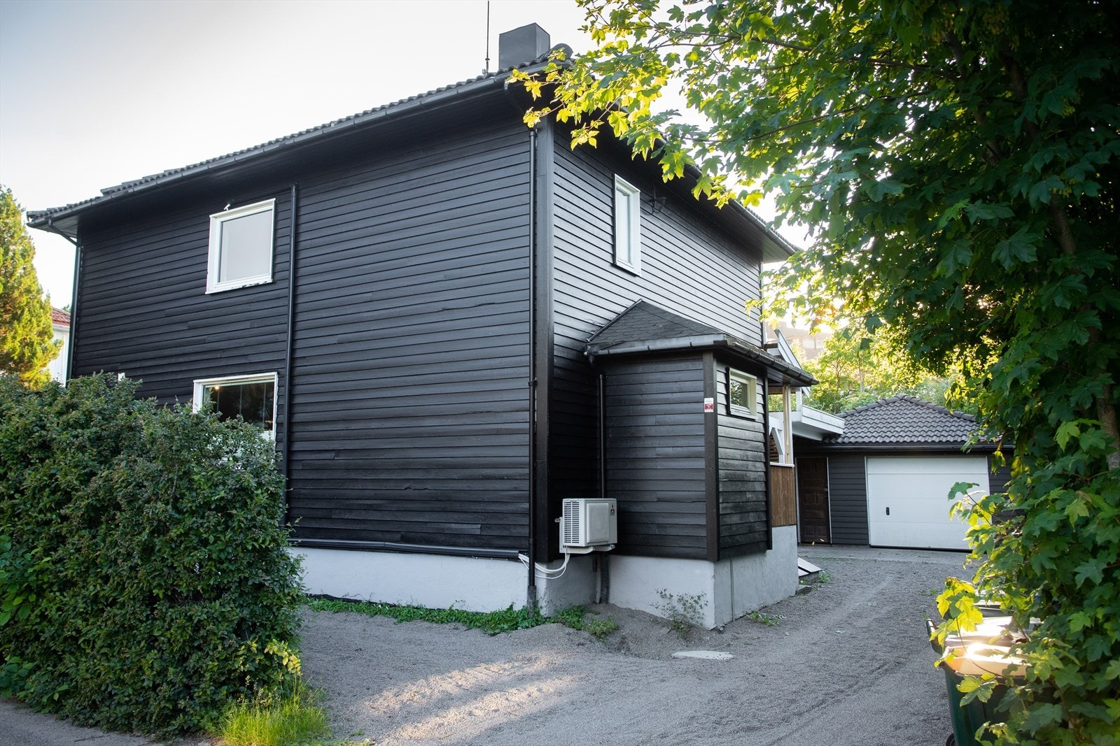 Bygget har nylig fått malt fasade som bidrar til et pent helhetsinntrykk. Galleribilde