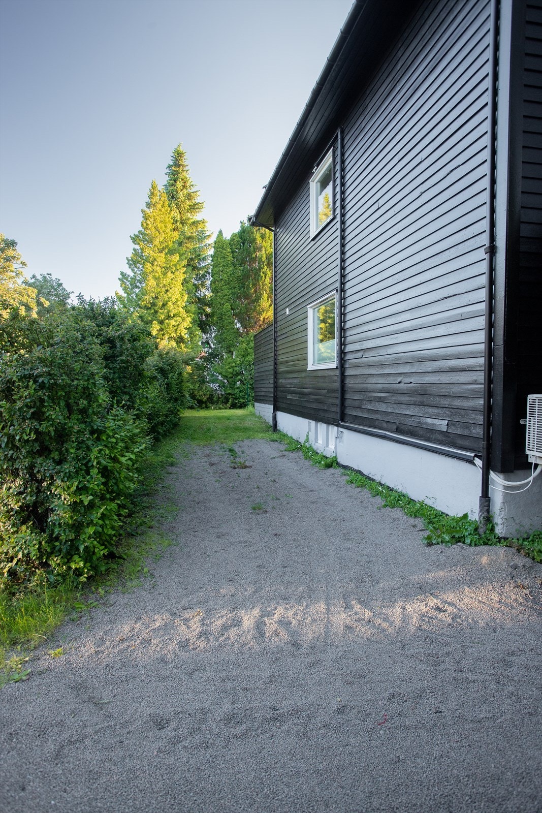 Det medfølger parkeringsplass med plass til to biler etter hverandre i gårdsplass. Galleribilde