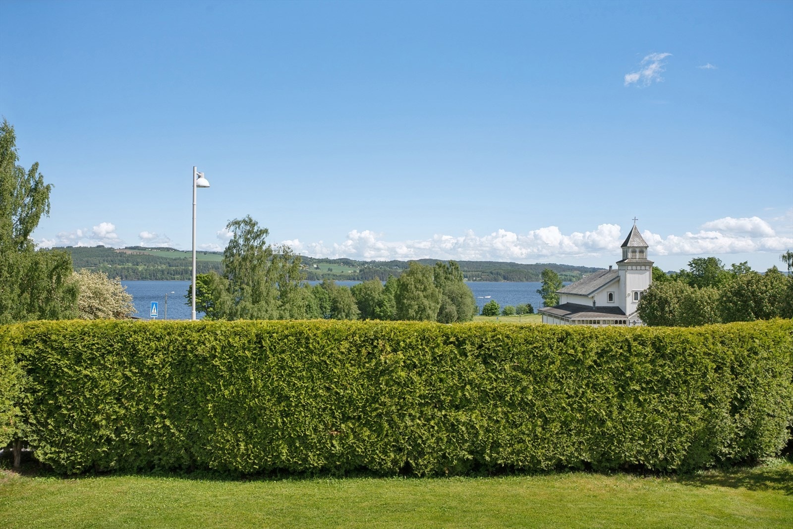 Fra boligen er det fin utsikt mot Mjøsa som gir et lyst og attraktivt preg på boligen. Galleribilde