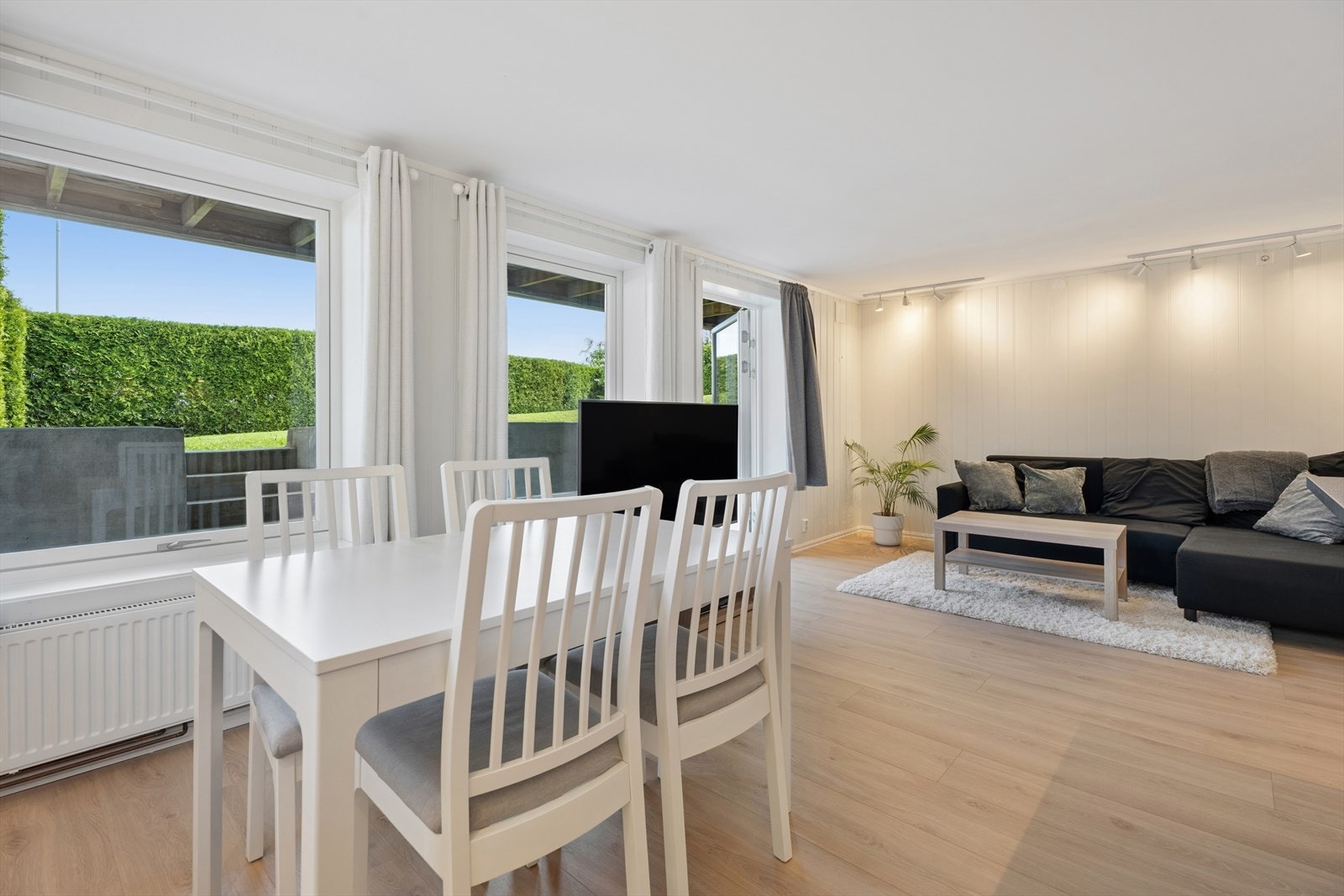 Koselig stue og spisestue. Utgang til terrasse. Galleribilde