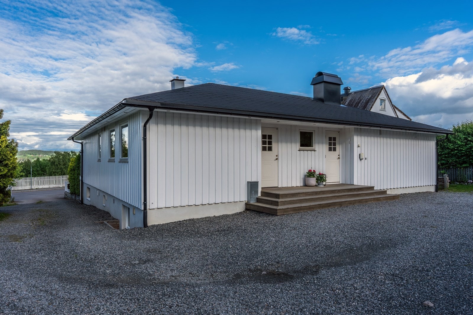 Nærheten til Mjøsa er en stor kvalitet ved området. Langs den populære promenaden kan du nyte flotte turer året rundt - enten det er solrike sommerdager eller stemningsfulle vinterkvelder. Galleribilde