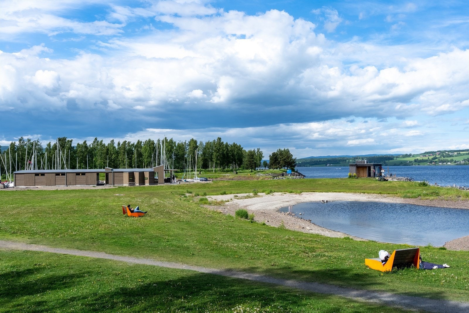 Rett nedenfor eiendommen finner du flotte friluftsområder, her er Fredvika med strand, badstu med kanoutleie og seilbåthavn. Galleribilde