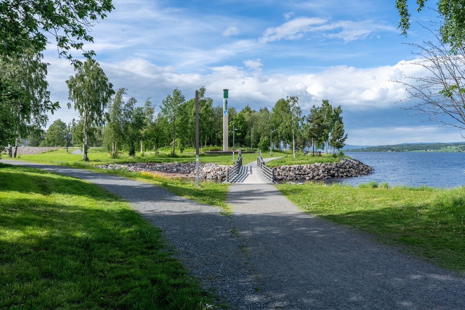 Mjøspromenaden mot byen med stolpen. Galleribilde