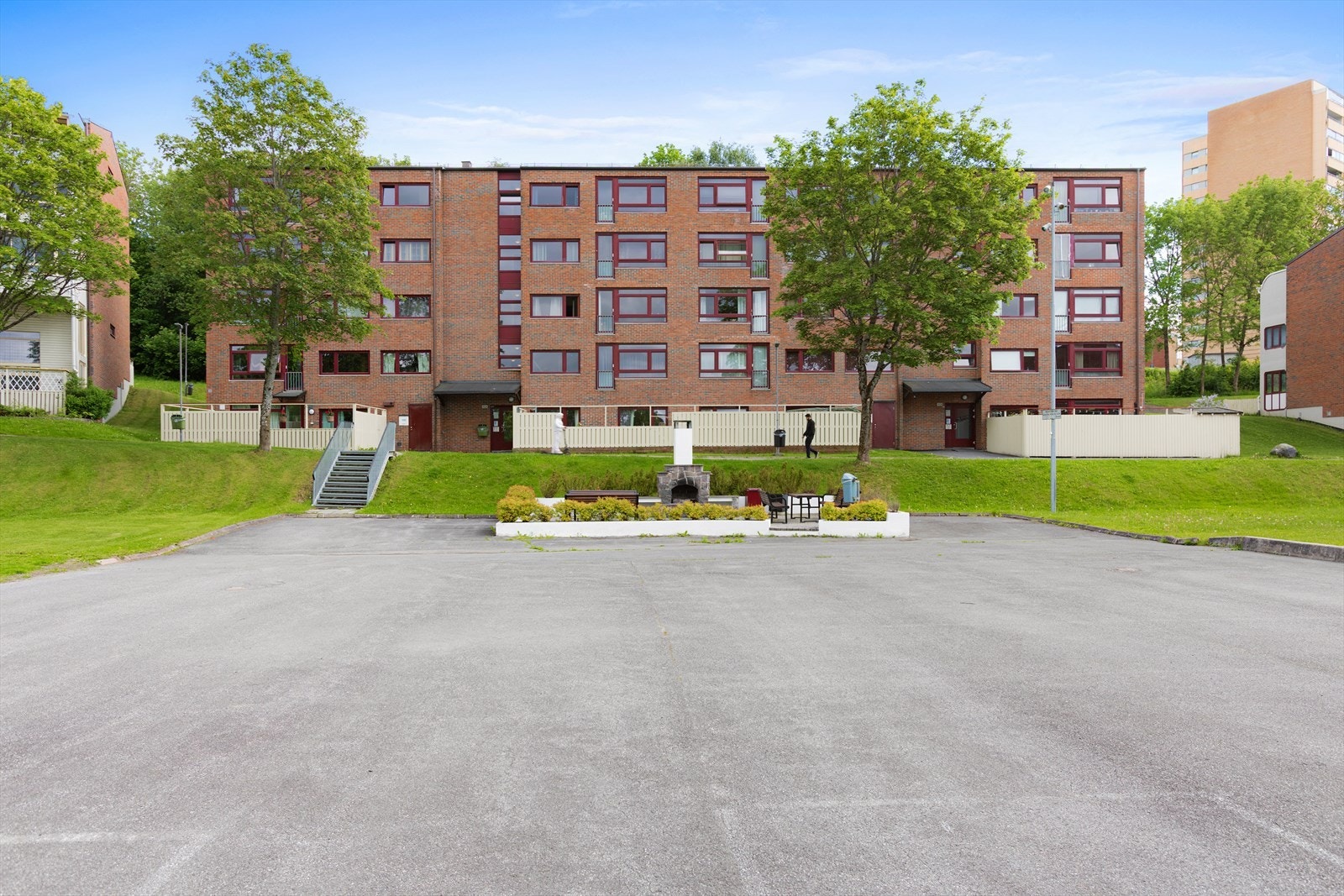 Skjønhaug Borettslag er et velholdt borettslag med fasader i teglstein og betong. Galleribilde