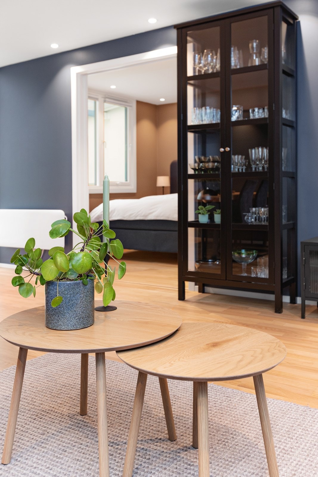Overflatene i stuen ble malt i 2022, og downlights i himlingen gir god belysning. Galleribilde
