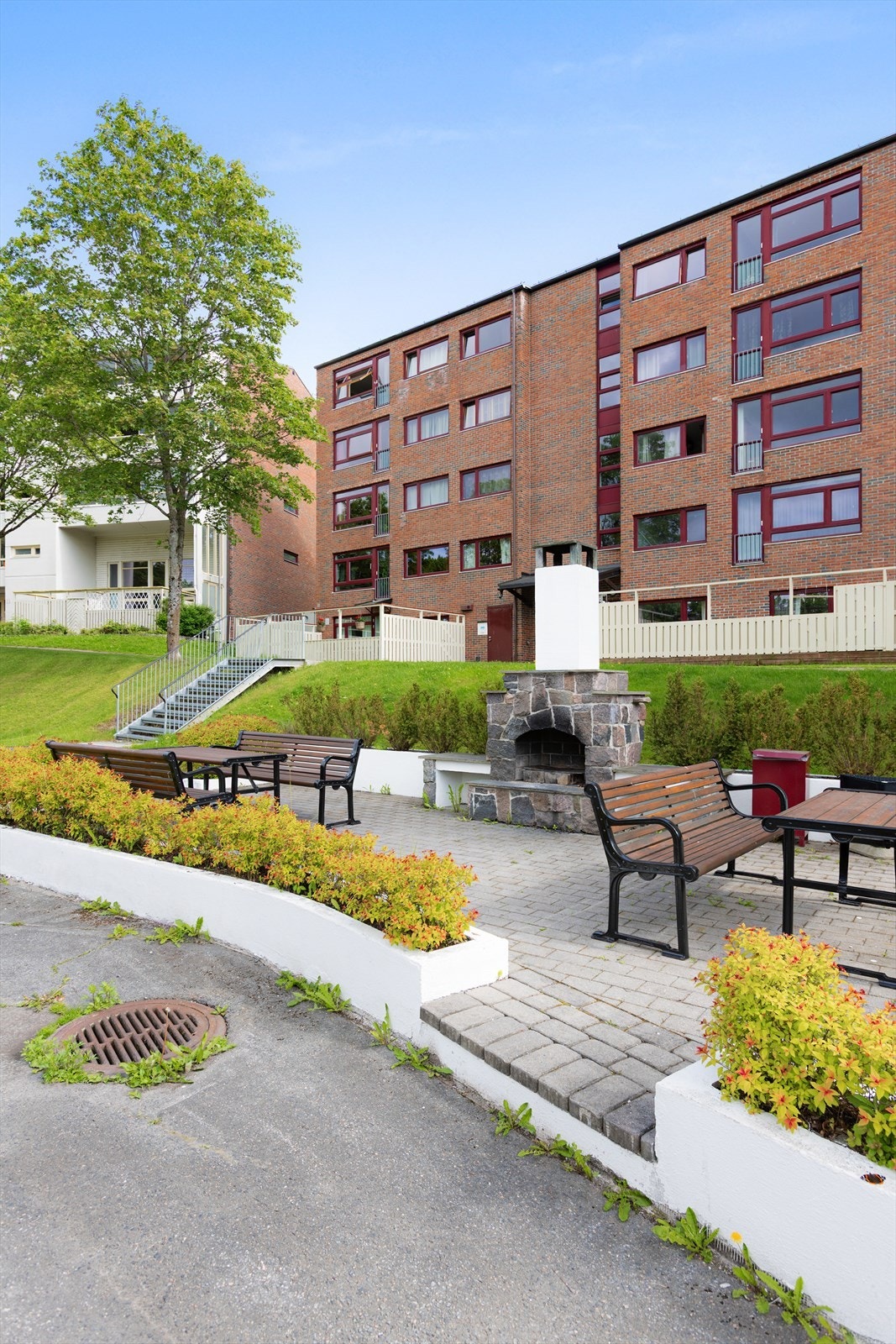 Borettslaget har hyggelige fellesområder med sittegrupper og grillplass tilgjengelig for beboerne. Galleribilde