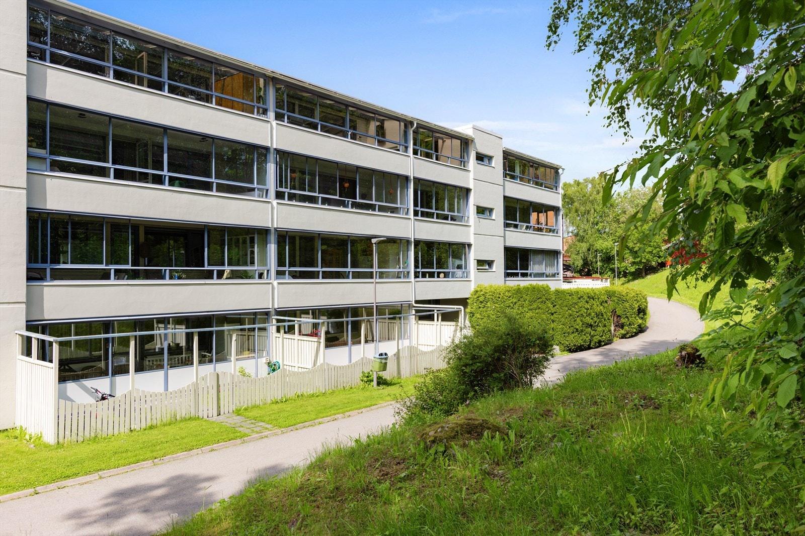 Bygningen er oppført i 1979. Alle originale vinduer i borettslaget ble skiftet i 2010/11. Galleribilde