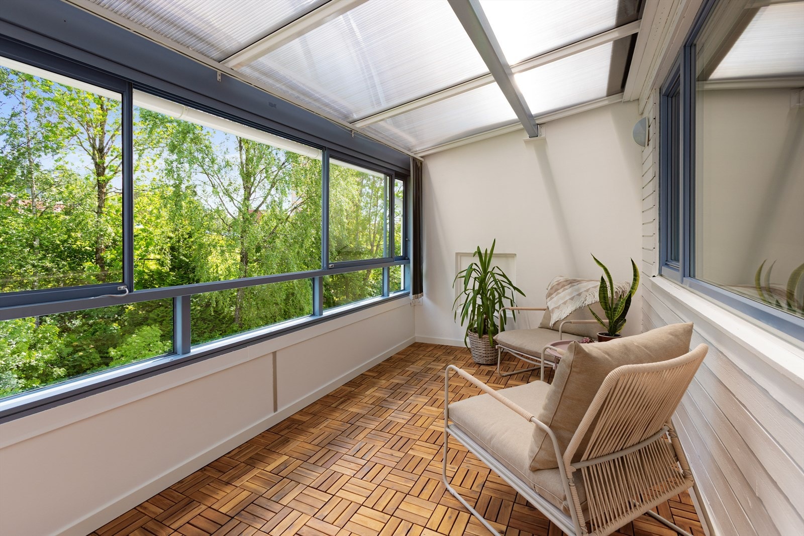 Fra stuen er det utgang til en innglasset balkong på 10 m². Galleribilde