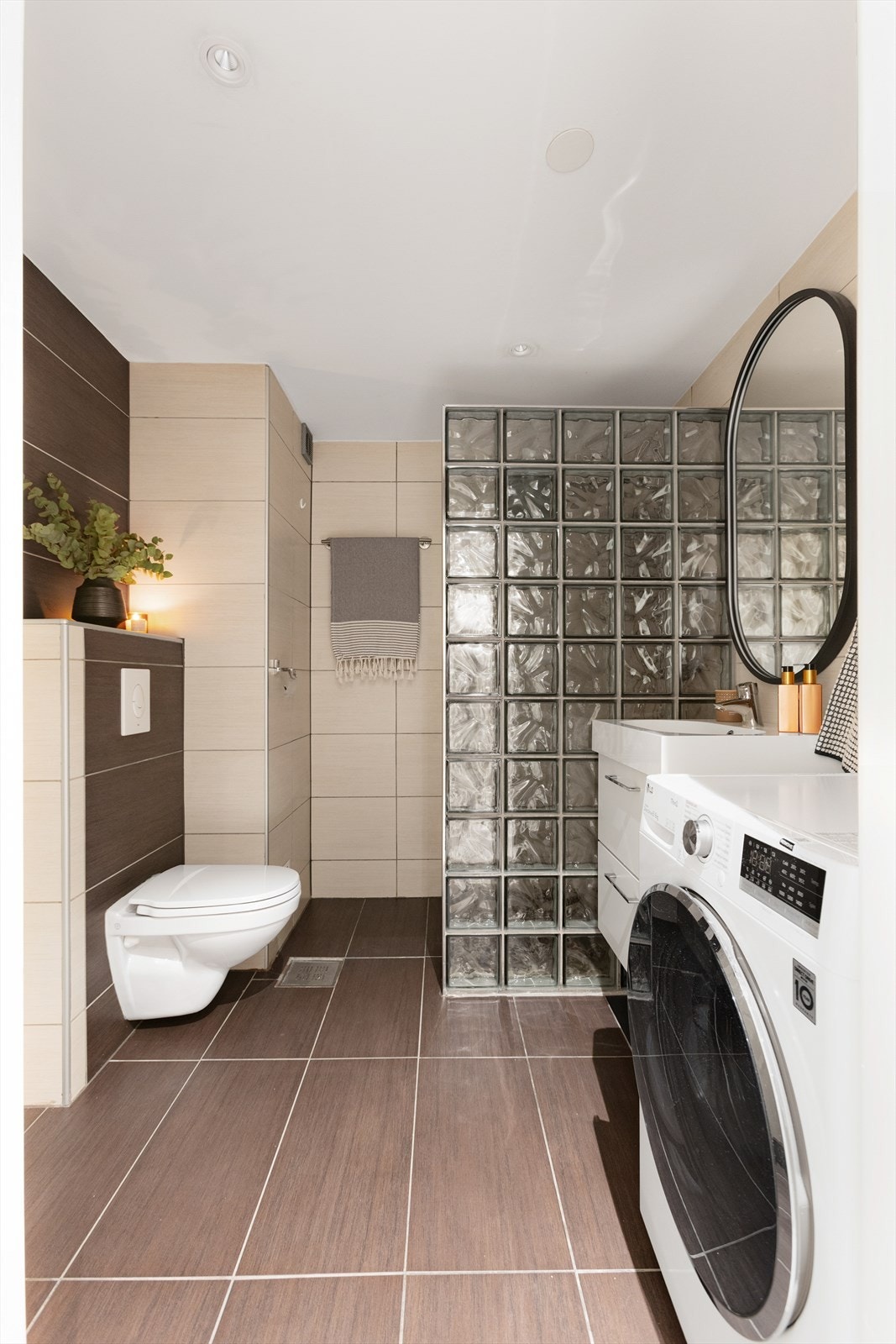 Badet har fliser på gulv og vegger, servant med underskap og mekanisk avtrekk. Galleribilde