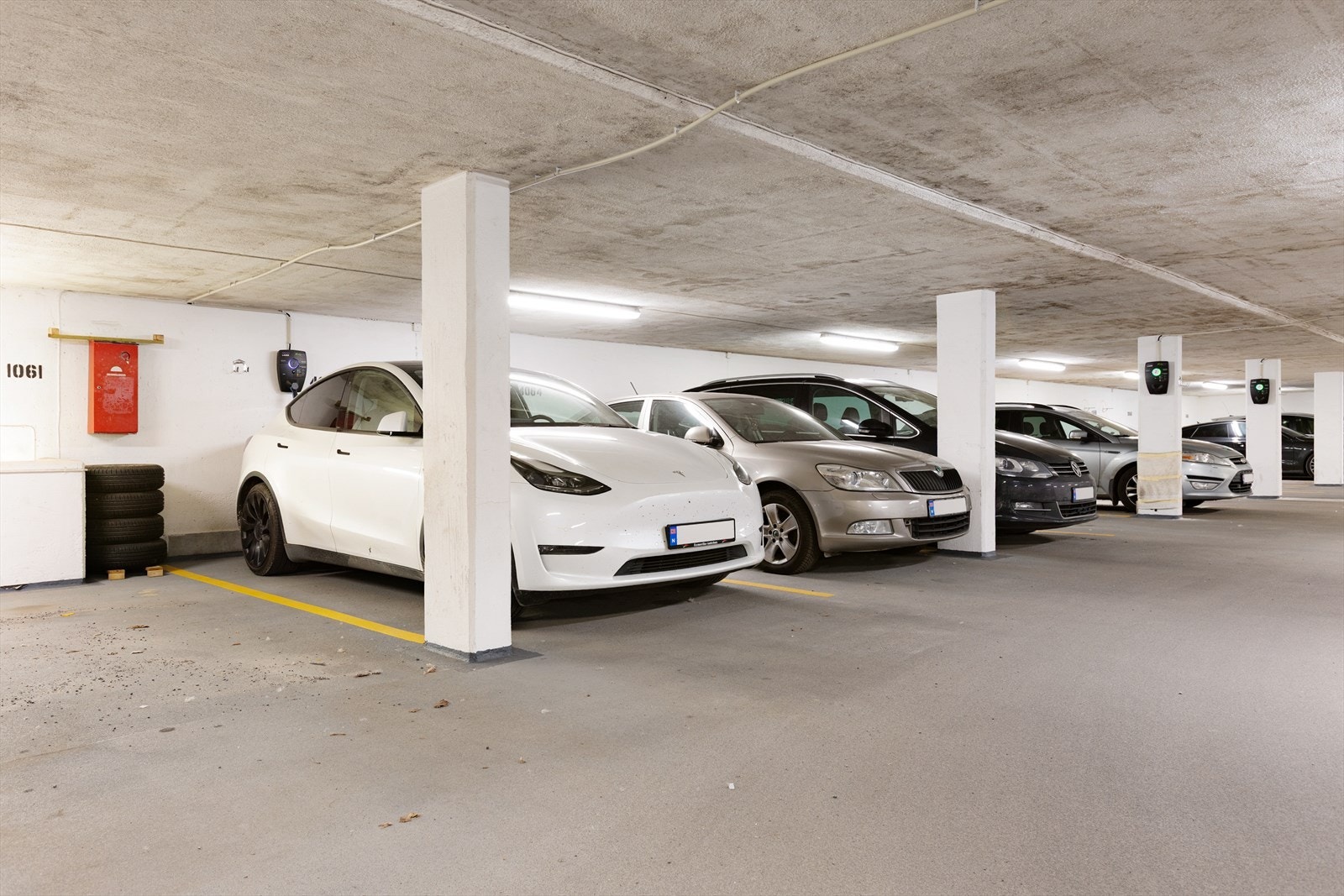 Med leiligheten følger en fast parkeringsplass med elbil-lader i felles anlegg. Galleribilde