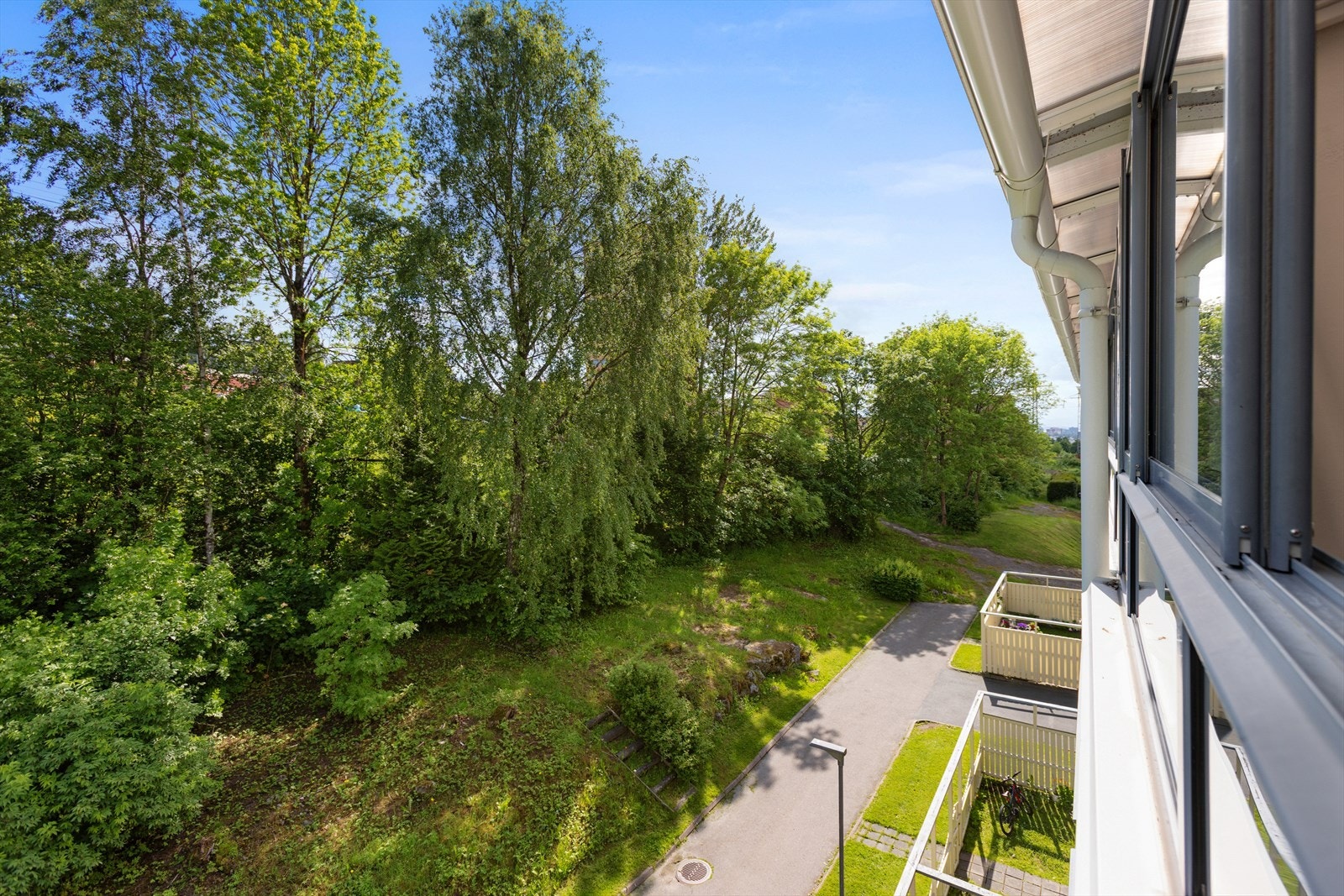 Leiligheten ligger i et rolig og etablert område med nærhet til skog og mark. Galleribilde