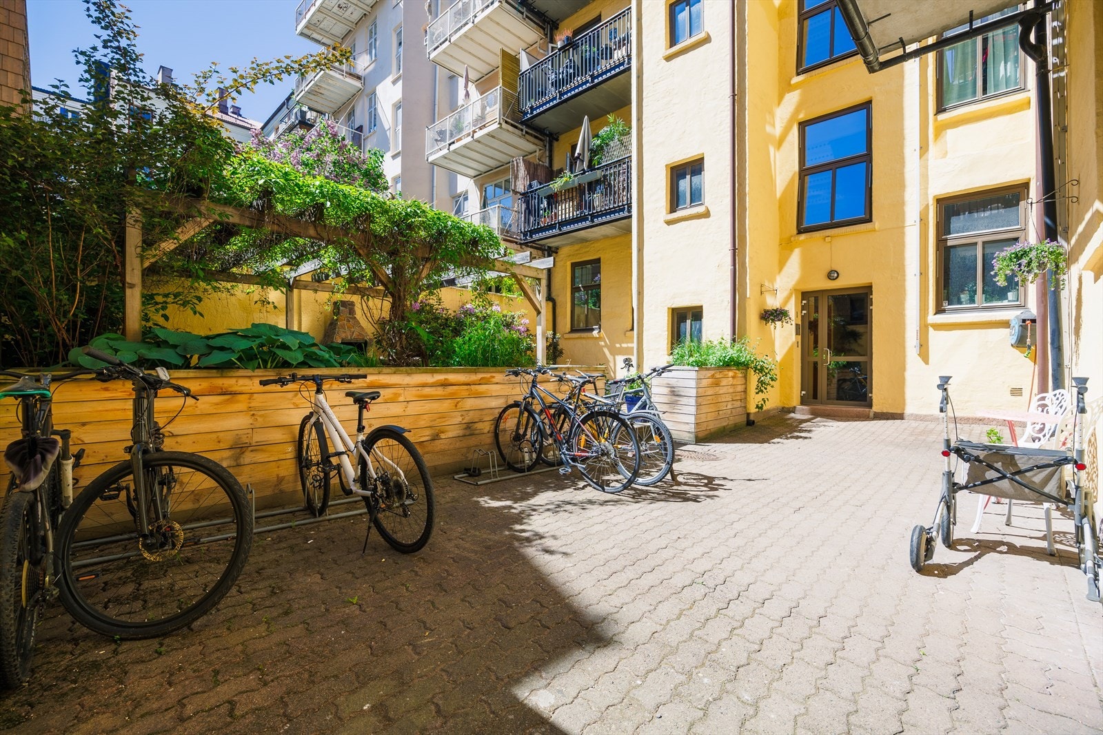 Adkomst til inngangen via bakgården, med plass til sykkelparkering Galleribilde