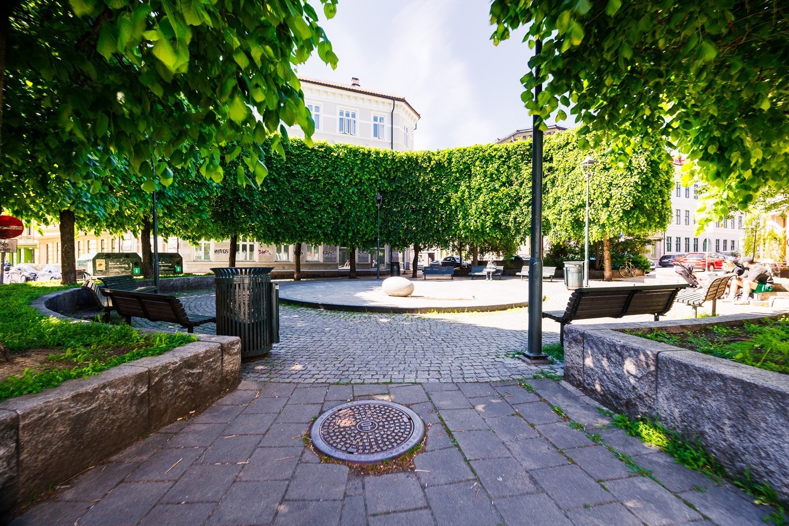 Grønne og hyggelige Rathkes plass ligger like i nærheten, med en lun nabolagsfølelse og kort vei til kaféer, restauranter og byliv. Galleribilde