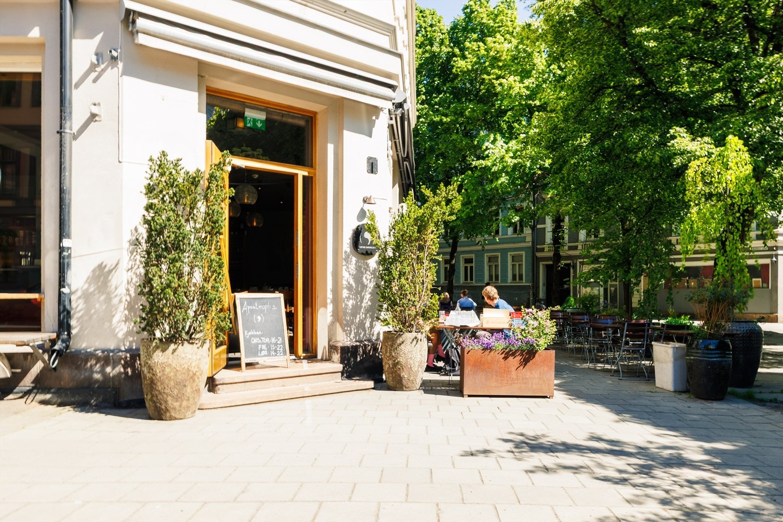 Rett ved boligen finner du Apostrophe ved Rathkes plass, en populær nabolagsrestaurant med bistro, cocktailbar og omakase. Et hyggelig innslag i nærområdet som gir Grünerløkka akkurat den urbane og levende følelsen mange ser etter. Galleribilde