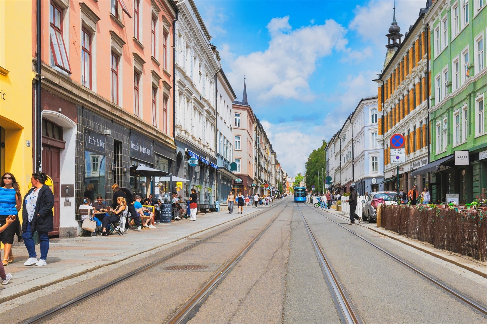Thorvald Meyers gate. Kjent for sine trivelige kafeer, nisjebutikker og yrende byliv. Galleribilde
