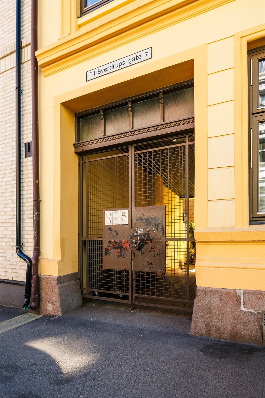 Inngangen til Sverdrups gate 7 fra gatesiden, med ringeklokker og adkomst videre inn til bakgård og oppganger Galleribilde