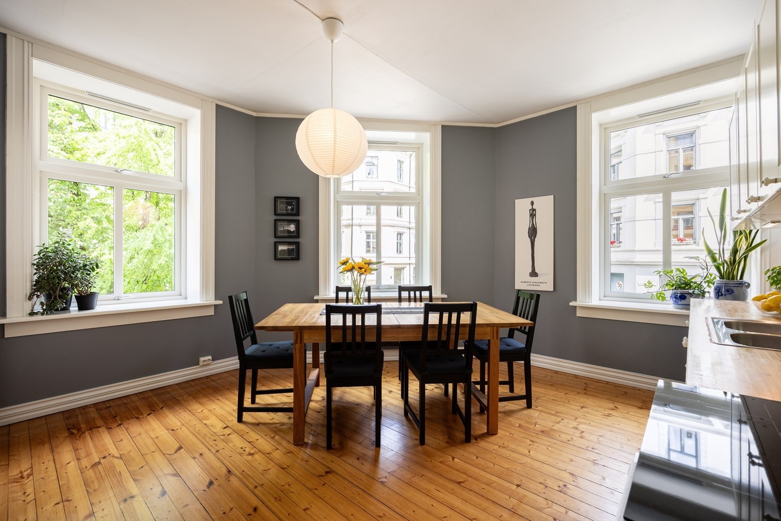 Stort kjøkken med god plass rundt spisebordet, og flere store vinduer slipper inn rikelig med lys Galleribilde