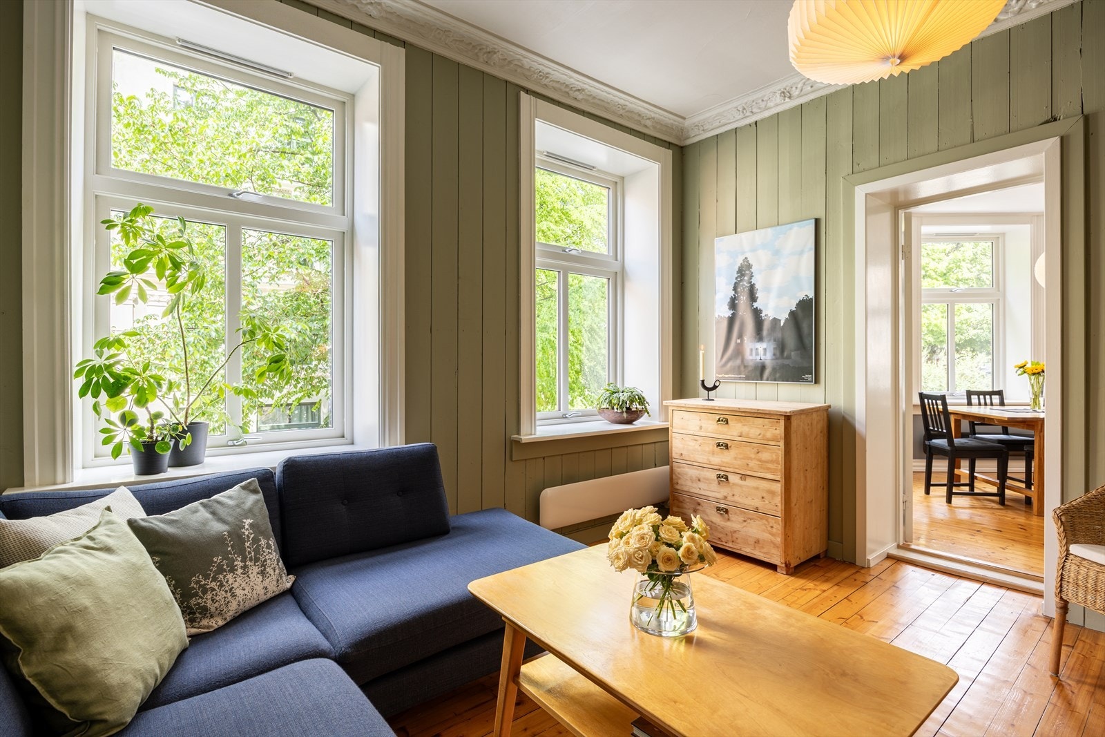 Store vinduer med dype vinduskarmer. Rikelig med dagslys og åpningen leder videre inn til kjøkkenet Galleribilde