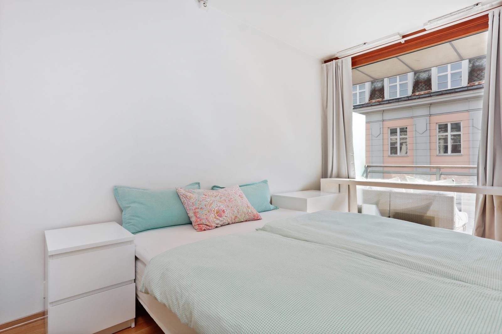 Soverom med god plass til dobbeltseng. Skyvedørgarderobe medfølger Galleribilde