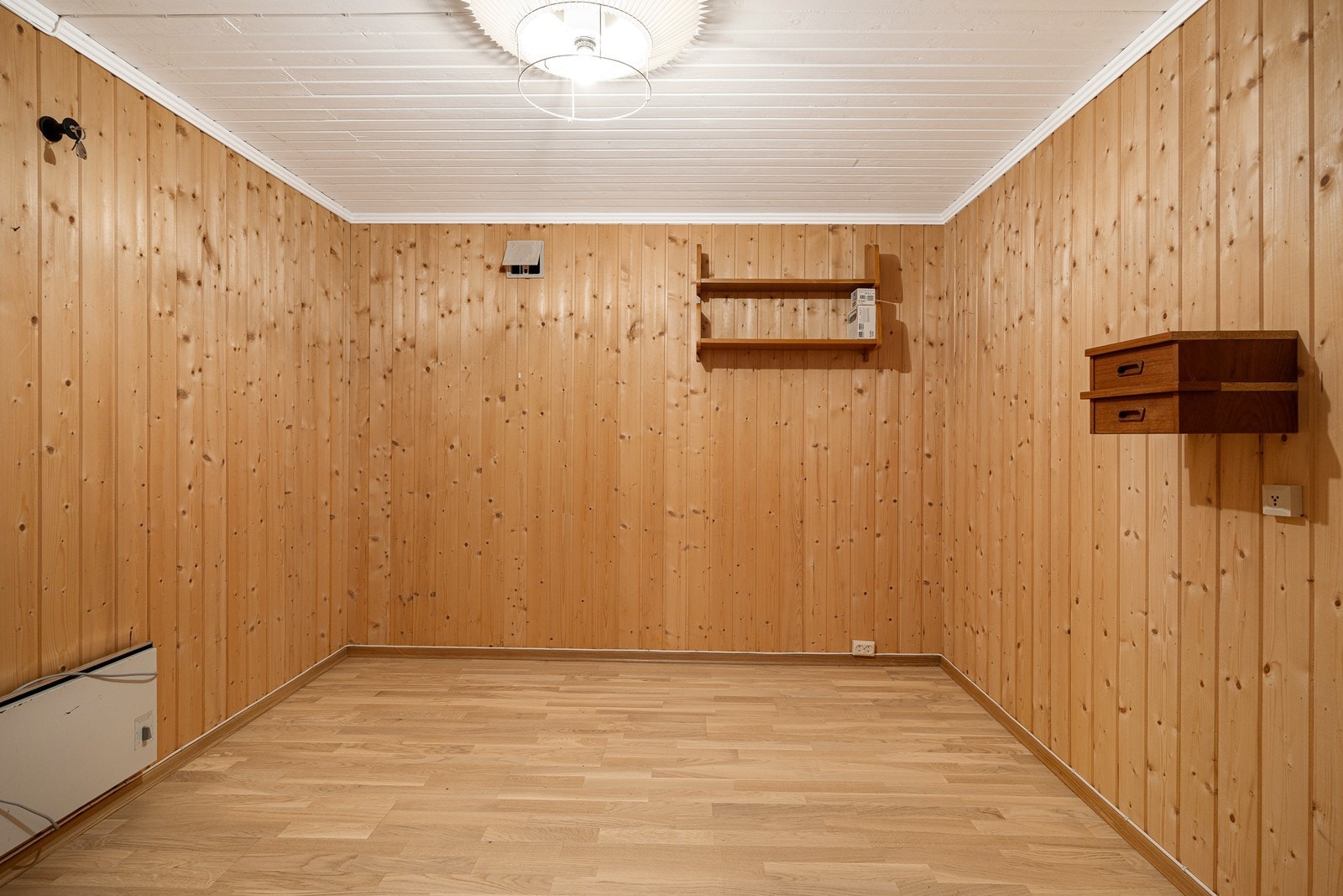 Boligen har god lagringsplass i flere kjellerboder. Galleribilde