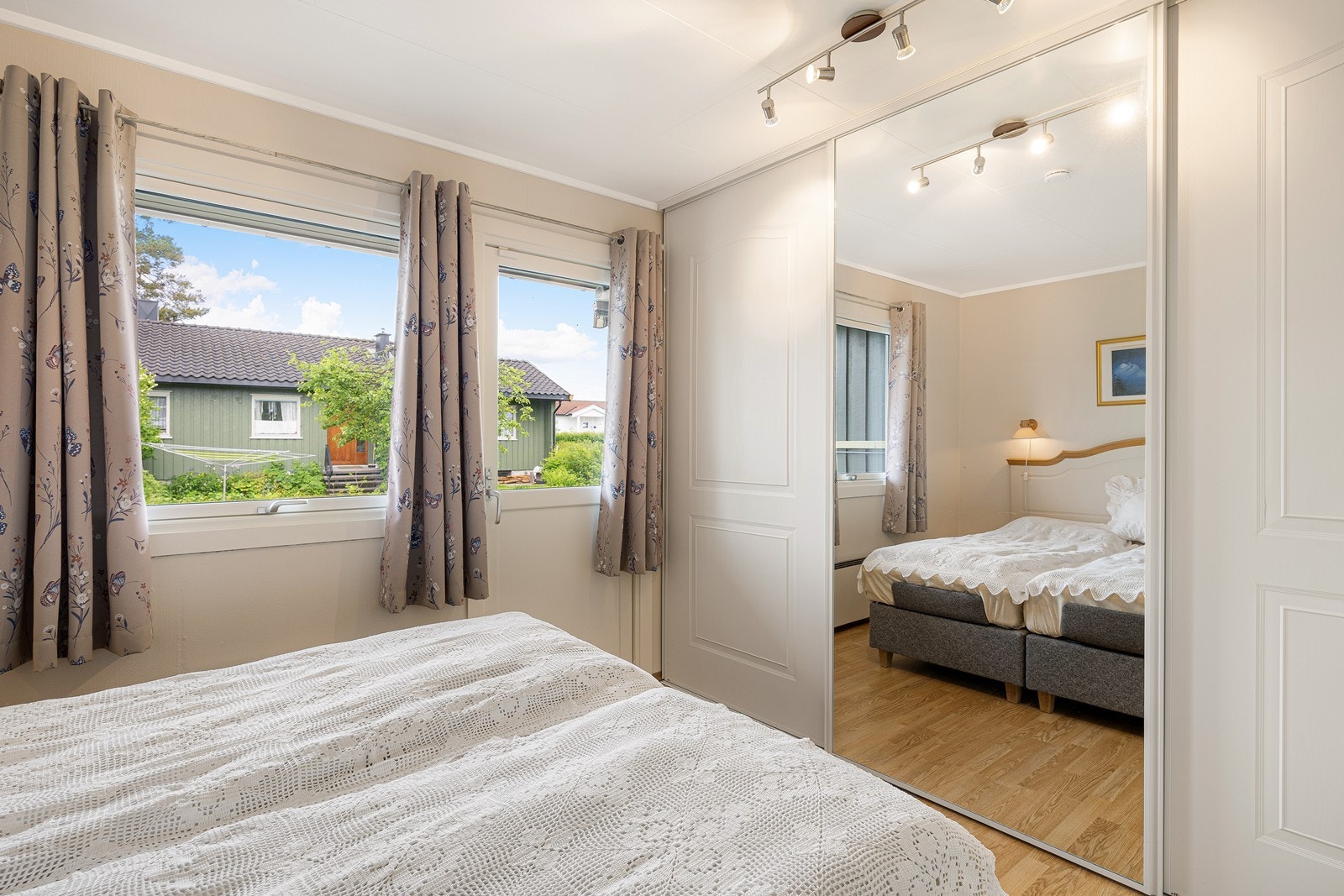På dette rommet er det også en romslig skyvedørsgarderobe og utgang til den sydvestvendte terrassen. Galleribilde
