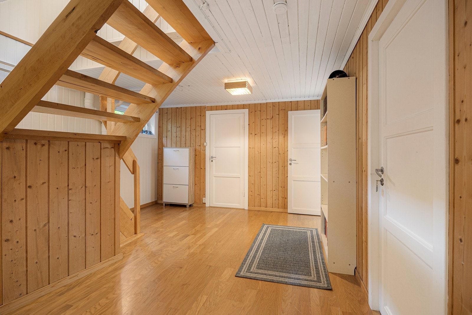 I kjelleretasjen er det vaskerom, kjellerstue, boder, trimrom og dette romslige trapperommet. Galleribilde