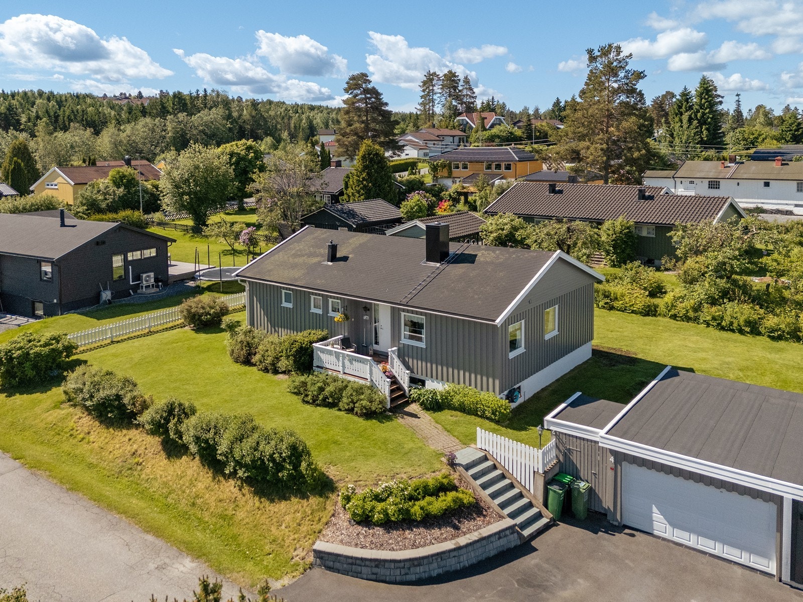 Gaupeveien 4 ligger i et veletablert og populært boligområde på Sørumsand. Galleribilde