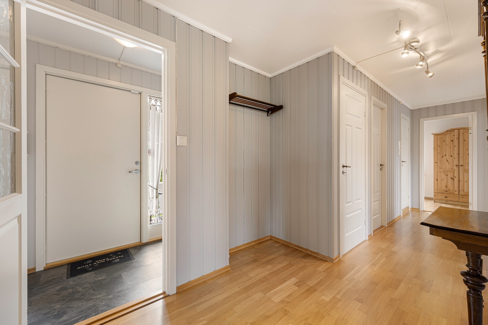 Videre inn ligger en mellomgang med god plass til ytterligere oppbevaringsløsninger. Galleribilde