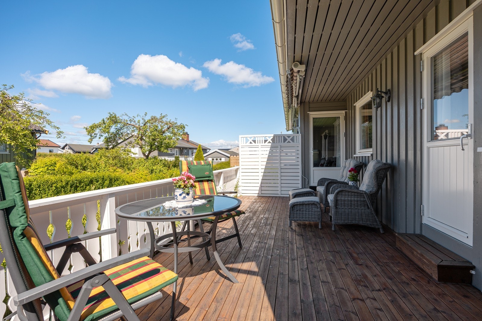 Fra stuen er det utgang til en sydvestvendt, dels overbygd terrasse med god plass til flere utegrupper og grill. Galleribilde