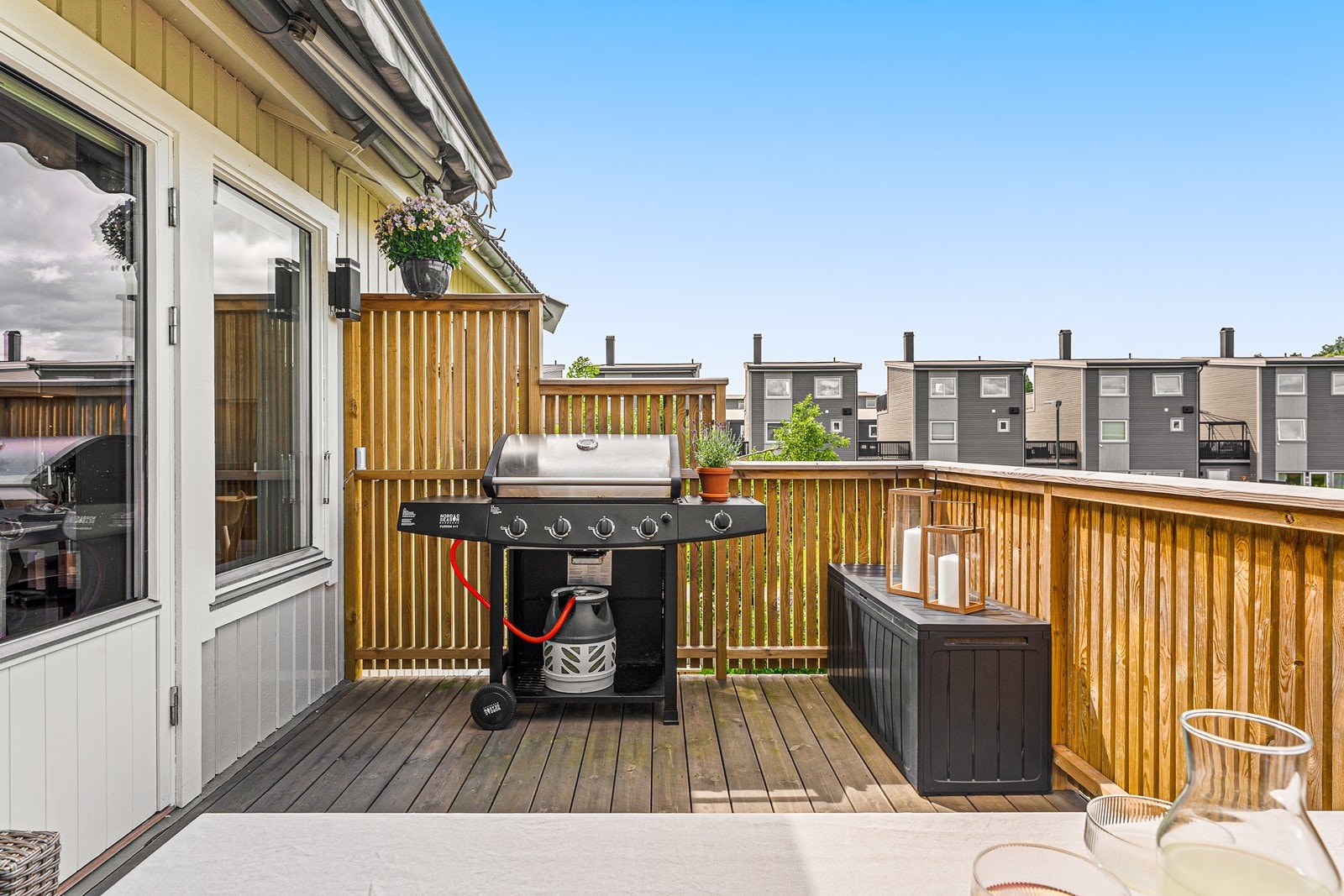 Uteplassen er en fin forlengelse av stuen på varme dager, med god plass for grilling. Galleribilde